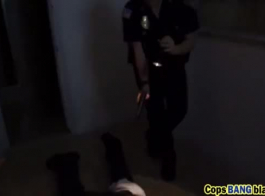 مثير فتاة رجال الشرطة لعق الكراك