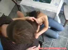 امرأة سمراء الآسيوية تجعل الفيديو الإباحية أثناء الخروج من المنزل، مع مجموعة من اللاعبين.