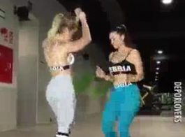 اثنين من الفتيات الرقصين لديهم مجموعة من ثلاثة أشخاص في حفلة خاصة، مع صديقهم.