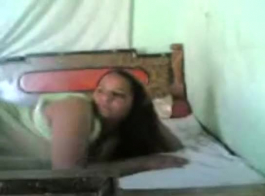 الأطفال العربية يأكلون مهبل بعضهم البعض على الأرض، بينما يحاولون جعل الفيديو الإباحية.