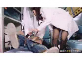 ممرضة شقراء مفلس، كيري بلين هي ممارسة الجنس الشرجي الخام مع مريضها، في الصباح الباكر