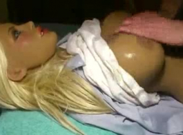 دمية شقراء الماهرة ركوب الديك خلال الصب من الفيديو الجنس الساخن