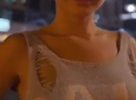 شقراء عارية تلعب مع كبير الثدي لها أثناء انتظار حبيبها لتظهر ويمارس الجنس معها