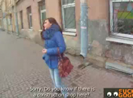 امرأة سمراء التشيكية والرجل الذي انتقل للتو في حيها هو ممارسة الجنس عارضة