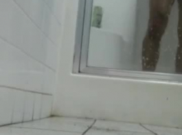تجسس على زوج يشاهد زوجة خبطت داخل حوض الاستحمام