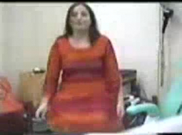 امرأة متزوجة في شباك السود السوداء تمتص صخرة قاسية ، قبل أن تستحضر في سريرها