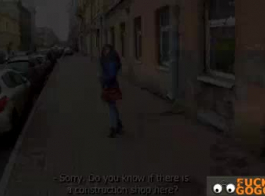 امرأة سمراء التشيكية تطعم خطوتها أخيها بينما يصرخ من المتعة ويريد أن نائب الرئيس
