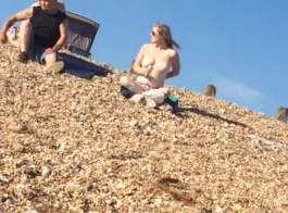 فاتنة الشاطئ الساخنة في مرسيدس تفقد مجوهراتها