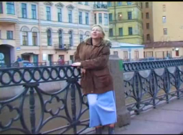 امرأة سمراء روسية ناضجة تحصل على اللعنة المتشددين من شريكها ذي الخبرة الشاملة ، في الصباح