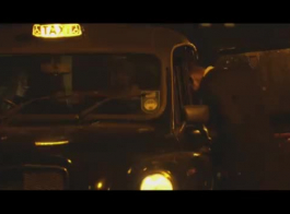 أنثى تاكسي وهمية مقلاع مرن وأقرن كازانوفا يمارس الجنس مع الديك الأسود جدا