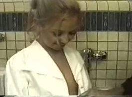 صغيرة الثدي شقراء عارضة الأزياء ماكنزي كارسون تظهر مؤخرتها المجنونة في عرض حي