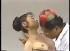 فتاة يابانية شابة تحصل على لعبة جنسية ضخمة من الصعب كل ثقوبها في سن المراهقة