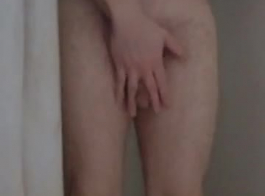 الاستحمام شقراء مرنغ مارس الجنس في العضو التناسلي النسوي.