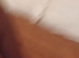 امرأة سمراء البرازيلية تحصل مارس الجنس في سريرها، في حين أن زميله في الغرفة في طريقه إلى المنزل
