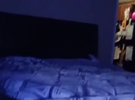 الفتاة السوداء تحصل مارس الجنس في سريرها الكبير واستمتع بها كثيرا.