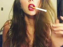 شاب امرأة سمراء تدخين السجائر مثليات.