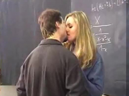 كان الطالب المشاغب ممارسة الجنس سرا مع أستاذها أثناء انتظار إجراء اختباراتها