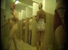 زوجان آخران الاستحمام قبل اثنين من الفاسقات يمارس الجنس مع بعضهما البعض في حوض الاستحمام الساخن