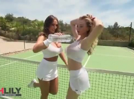 لاعب تنس امرأة سمراء مثير للإعجاب يعطي الرأس ويحصل على مارس الجنس في صالة الألعاب الرياضية