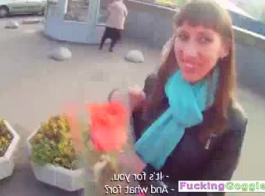تتضخم امرأة سمراء الروسية في الجزء الخلفي من سيارة أجرة، بدلا من الذهاب إلى العمل.