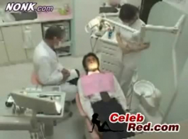 الممرضة اليابانية الحسية مص الديك والحصول على الوجه.