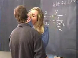 طالب مثير في الزي المدرسي يركع على الأرض في سريرها والحصول على بوسها يمسح