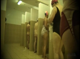 ناضجة عارية مارس الجنس ديك كبيرة أثناء الركوع في المرحاض.