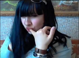 امرأة سمراء كتكوت روسي يحب مص الديك ، خاصة عندما يبدأ في اختراق بوسها المشعر.