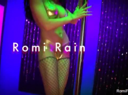 متجرد امرأة سمراء مثير يمارس الجنس مع عميلها المقرن في النادي أثناء حفلة ليلا.