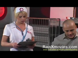 ممرضة شقراء ناضجة ، ماديسون راي يمص قضيب العميل أثناء حصوله على تدليك.