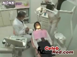 الممرضة اليابانية تجعل قضبان اصطناعية في مهبل في السيارة مع المريض