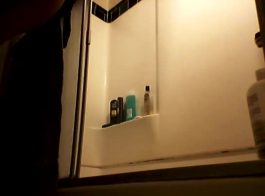 رجل جريء يأخذ الوجه الفوضوي في الحمام.