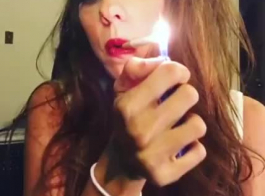 التدخين حار أحمر الشعر امرأة، جانيس غريفيث لا يمكن أو لن تخطي سخيف لها آلة سخيف.