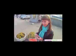 امرأة سمراء قرنية في سن المراهقة الروسية اللعب مع ألعاب كبيرة.
