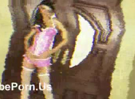 امرأة سمراء في الملابس الداخلية الوردي، الماس جاكسون تطرح أمام الكاميرا في أماكن مختلفة.