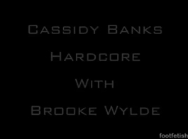 تلعب بروك وايلد وسابرينا كلين مع بعضهما البعض في غرفة المعيشة، في حين لا أحد يراقب.