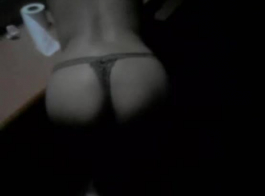 امرأة سمراء معصوب العينين، جينا استمناء أمام كاميرا الويب لها، مع لعبتها الجنس الجديدة.