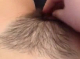أبيض الشعر صغيرتي جانيس غريفيث يتعلم عن الجنس عن طريق الفم لأول مرة
