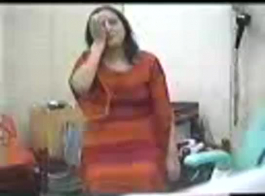المرأة المتزوجة على وشك ممارسة الجنس في غرفة فندقية أمام الكاميرا