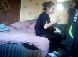 فتاة الهواة الروسية وخطأها القذرة هي إجراء جنسي مثليه في السرير.