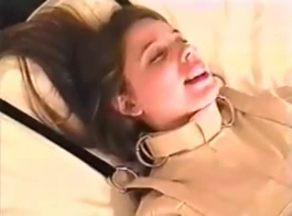امرأة سمراء مثقيم تصرخ من المتعة أثناء الحصول على الديك الضخم في أعماق حلقها.