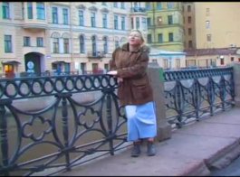 امرأة سمراء الروسية مفلس، كيرا ألكساندر حصلت على قضيب أصلع رجل أصلع عميق في كس قلصت لها.